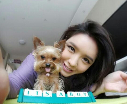 官恩娜穿胸衣露孕肚 手臂纤细皮肤紧致超靓