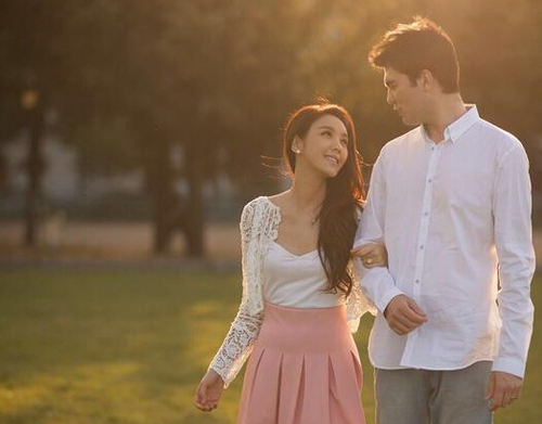 官恩娜穿胸衣露孕肚 手臂纤细皮肤紧致超靓