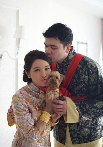 官恩娜穿胸衣露孕肚 手臂纤细皮肤紧致超靓