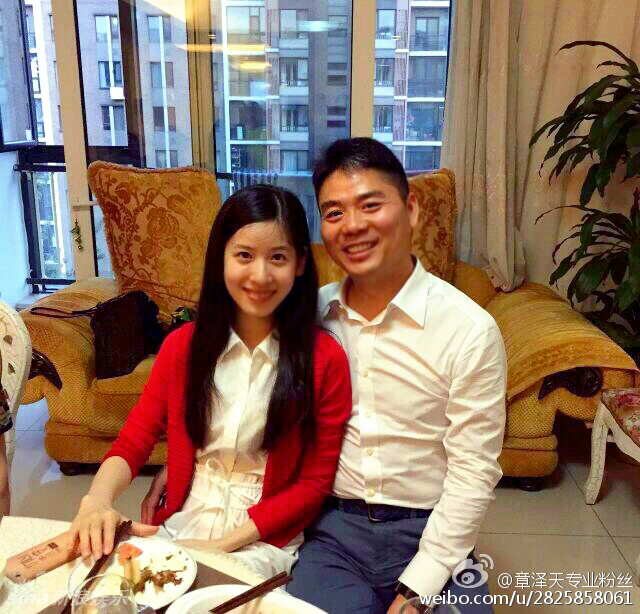 组图：曝刘强东见奶茶家人 现场后抱紧搂秀幸福