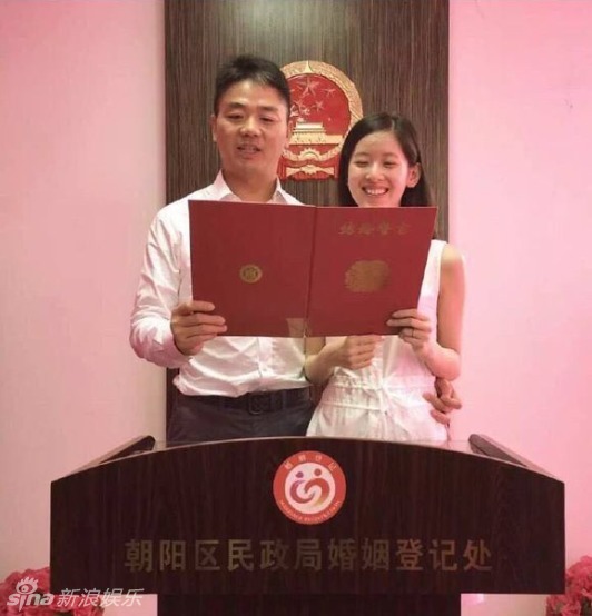 组图：曝刘强东见奶茶家人 现场后抱紧搂秀幸福