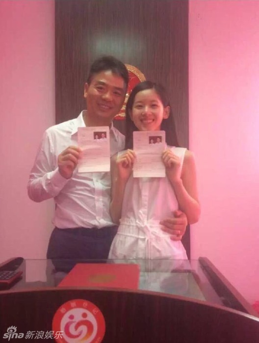 组图：曝刘强东见奶茶家人 现场后抱紧搂秀幸福