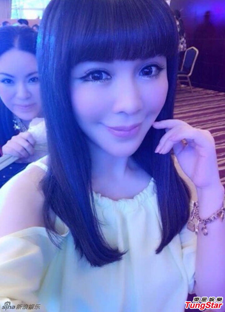 组图：惊呆了！50岁逆龄辣妈似90后 赞陶喆亲和