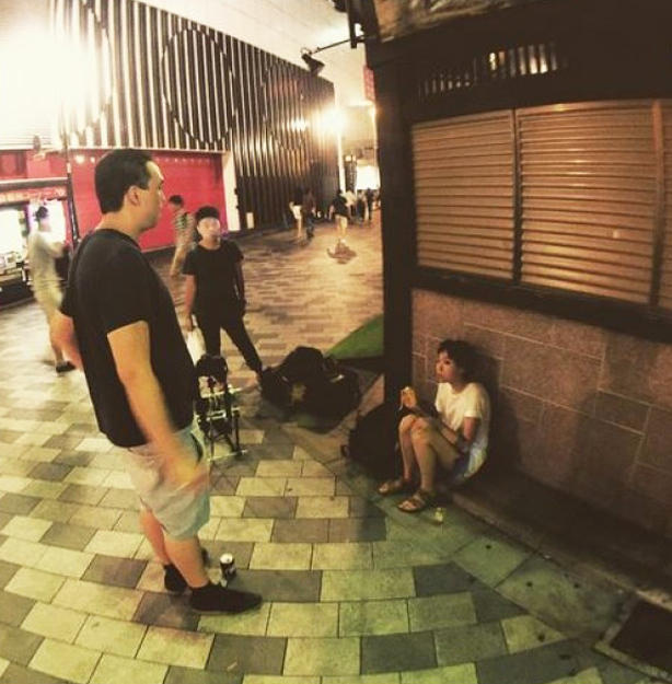 窦靖童与好友东京街头闲逛