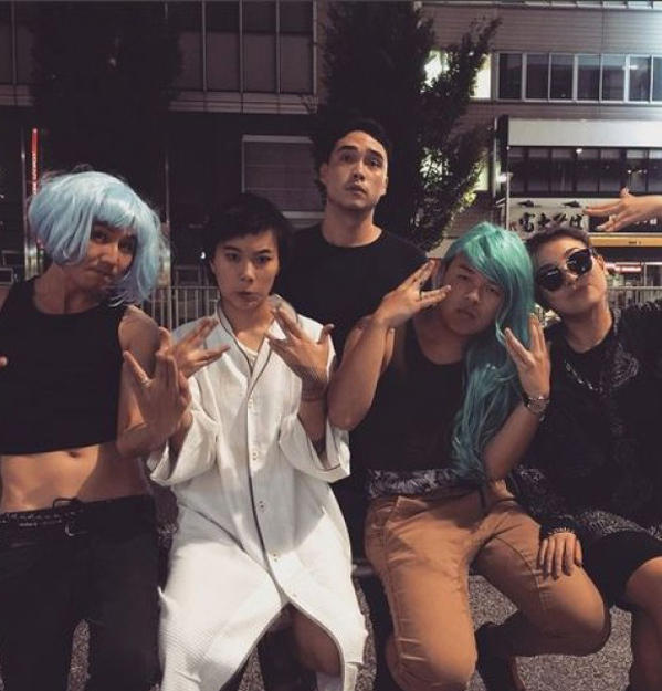 窦靖童与好友东京街头闲逛