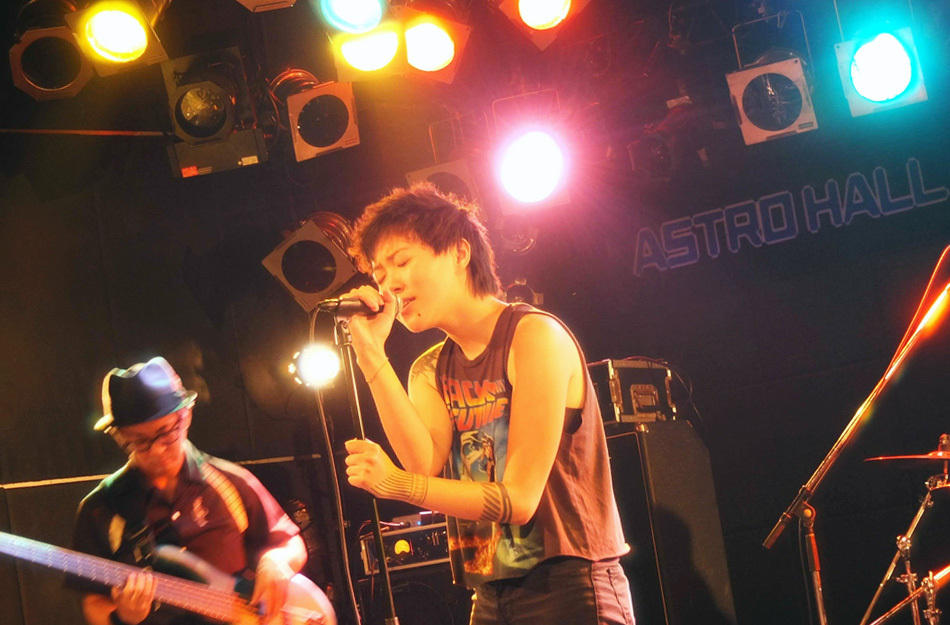 窦靖童与好友东京街头闲逛