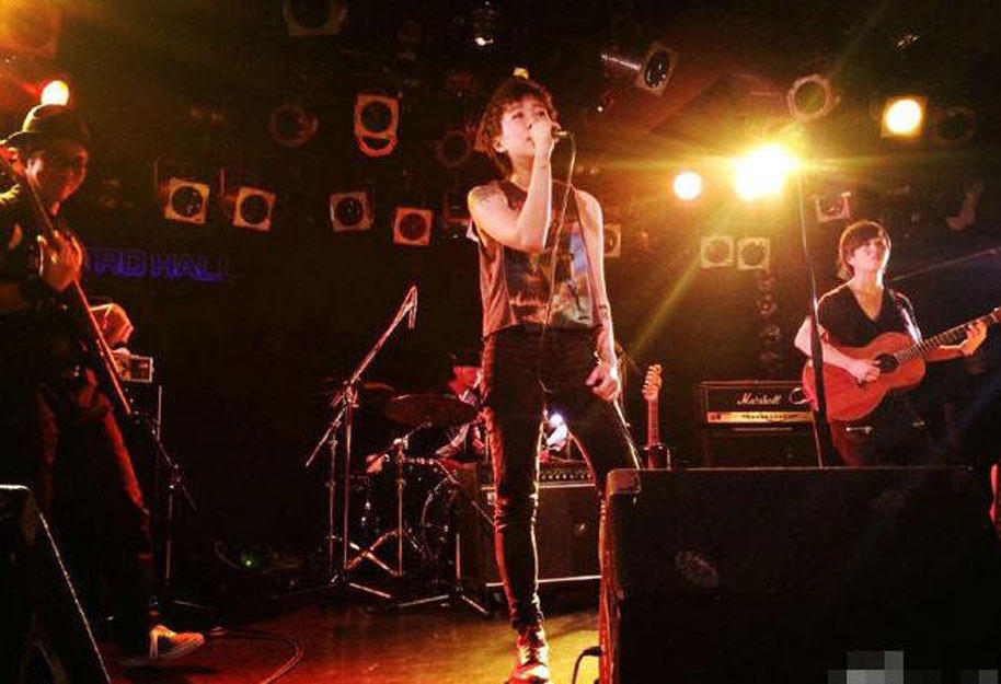 窦靖童与好友东京街头闲逛