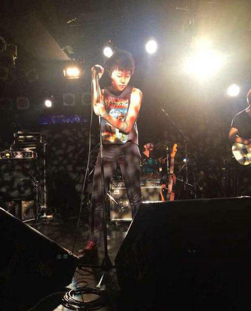 窦靖童与好友东京街头闲逛