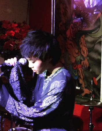 窦靖童与好友东京街头闲逛