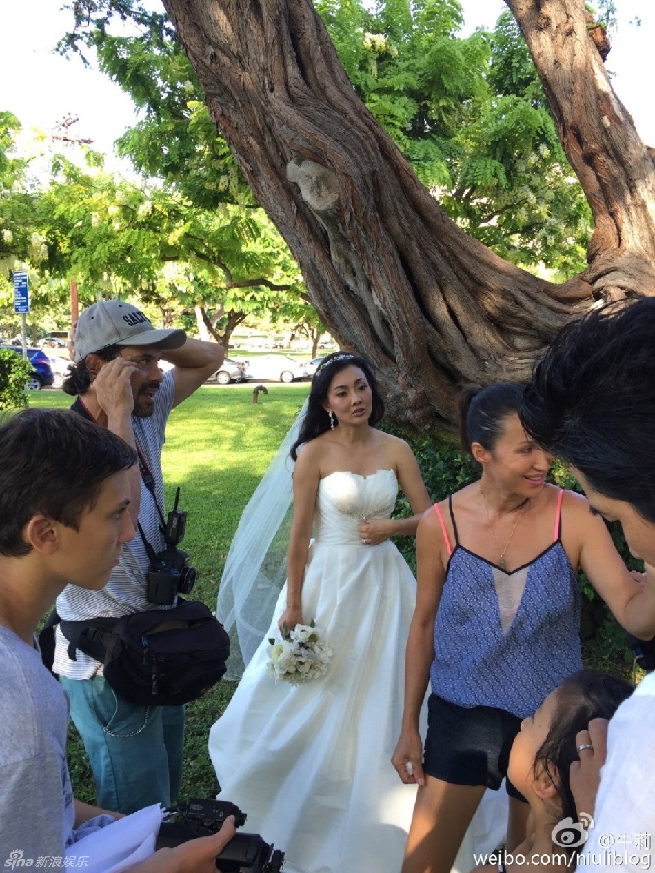 牛莉七夕美国补拍婚照夫妻爱意浓 