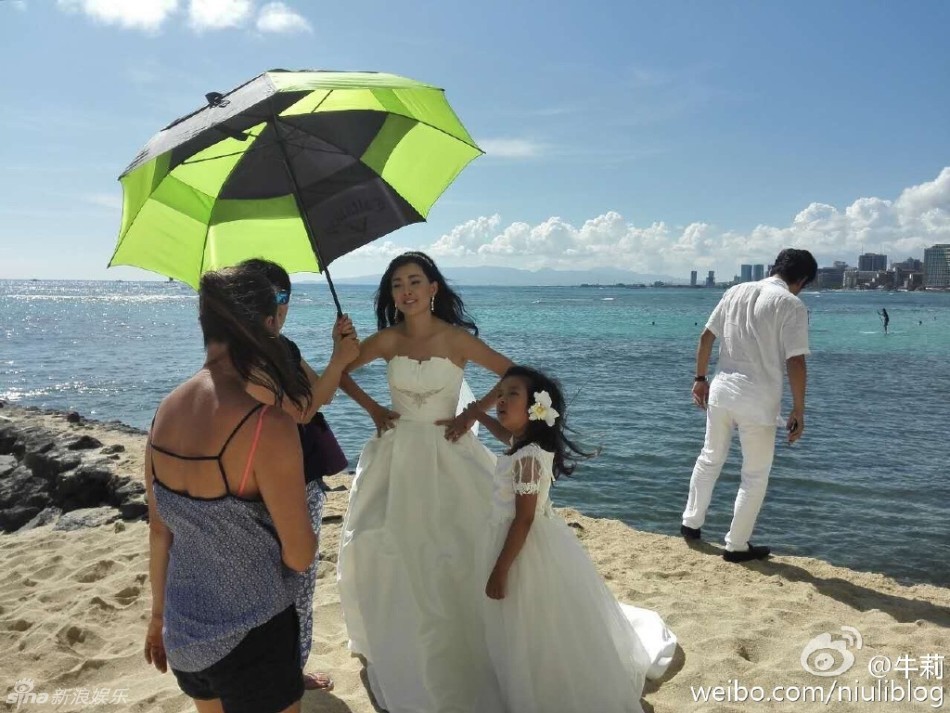 牛莉七夕美国补拍婚照夫妻爱意浓 