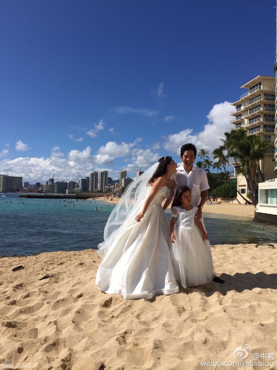 牛莉七夕美国补拍婚照夫妻爱意浓 