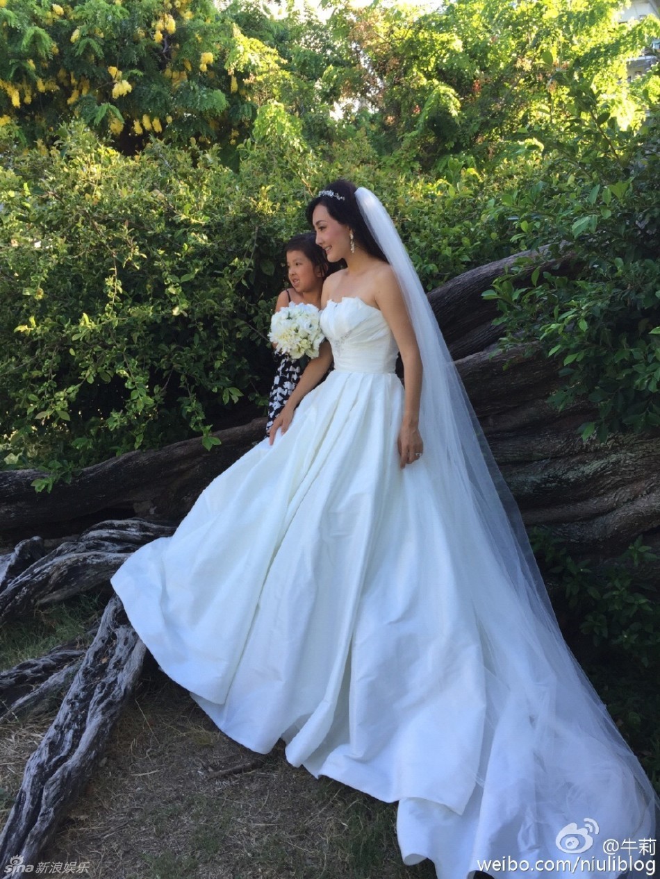 牛莉七夕美国补拍婚照夫妻爱意浓 