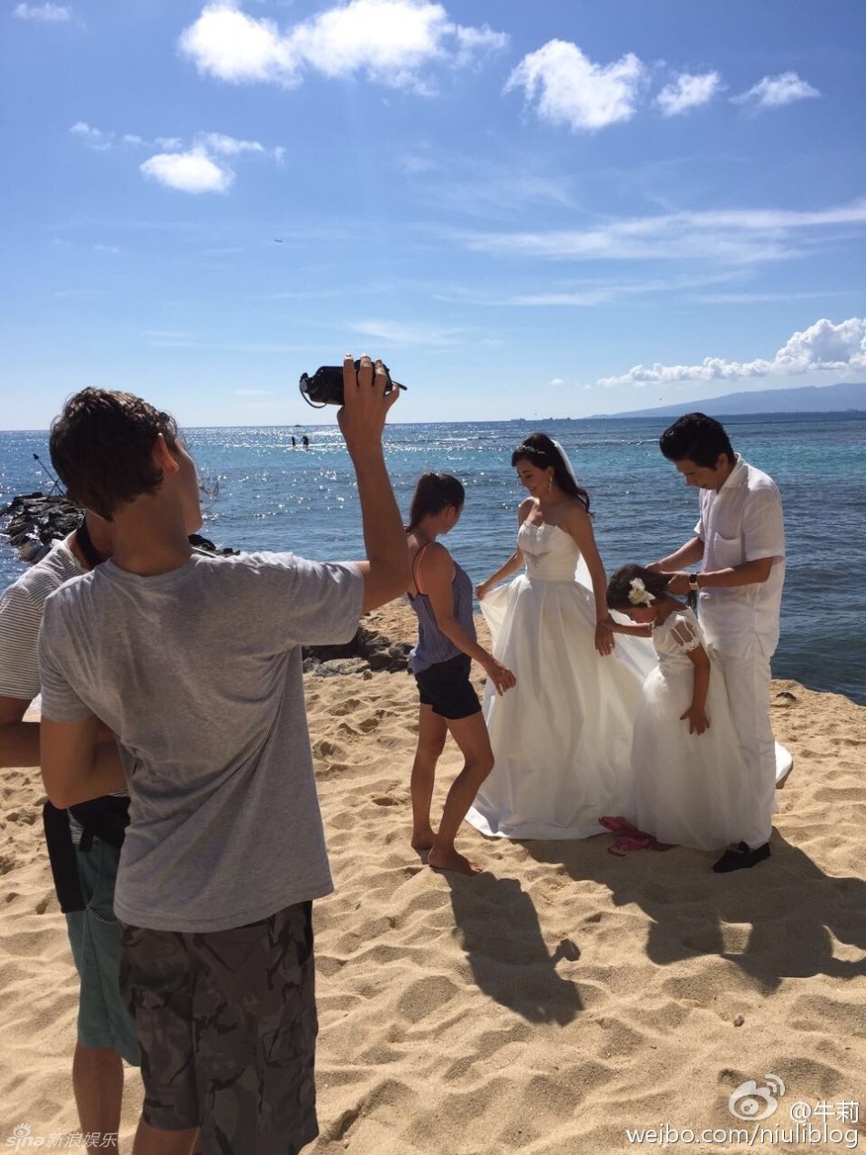 牛莉七夕美国补拍婚照夫妻爱意浓 