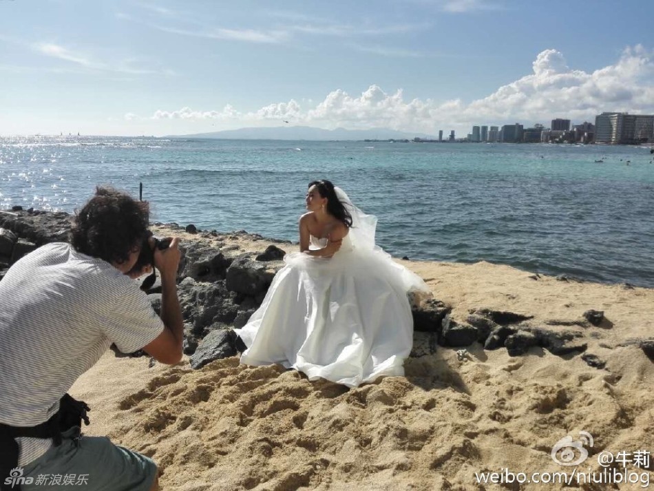 牛莉七夕美国补拍婚照夫妻爱意浓 