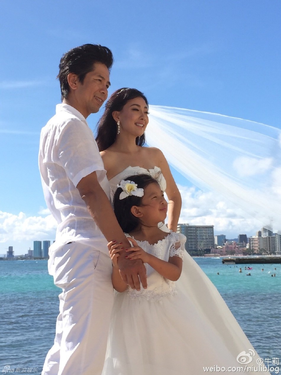 牛莉七夕美国补拍婚照夫妻爱意浓 