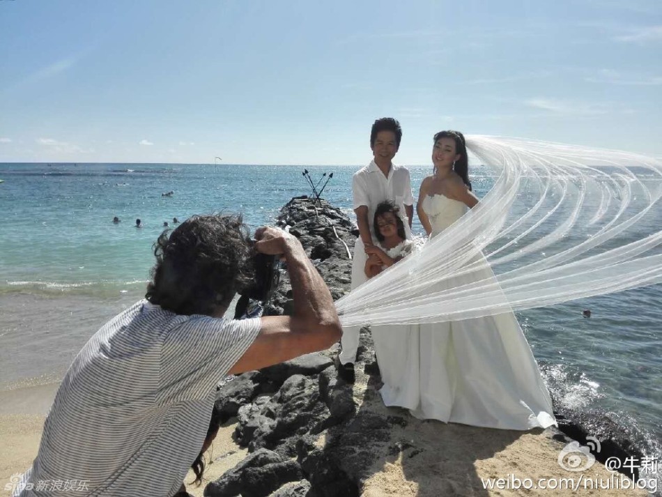 牛莉七夕美国补拍婚照夫妻爱意浓 