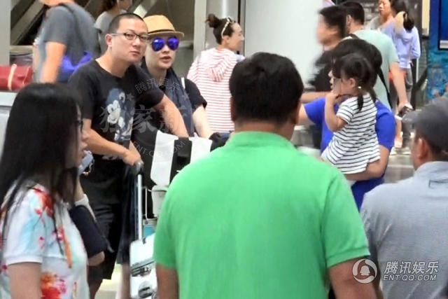 梅婷挺大肚赴港产二胎老公女儿温馨相随