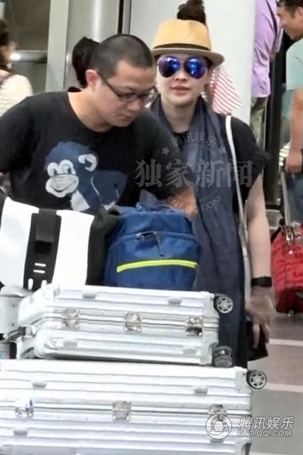 梅婷挺大肚赴港产二胎老公女儿温馨相随