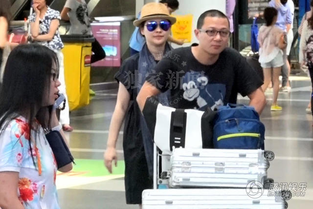 梅婷挺大肚赴港产二胎老公女儿温馨相随