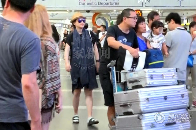 梅婷挺大肚赴港产二胎老公女儿温馨相随