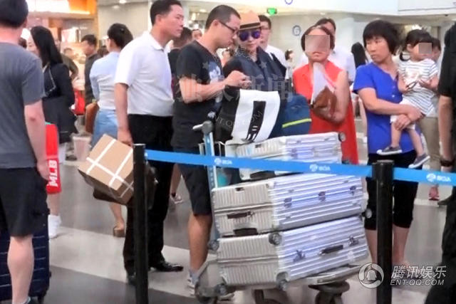 梅婷挺大肚赴港产二胎老公女儿温馨相随