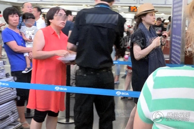 梅婷挺大肚赴港产二胎老公女儿温馨相随