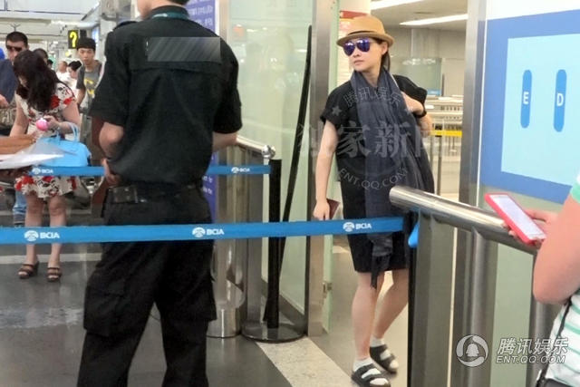 梅婷挺大肚赴港产二胎老公女儿温馨相随