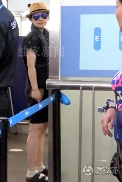 梅婷挺大肚赴港产二胎老公女儿温馨相随