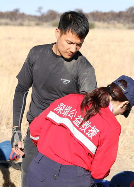 杨千嬅老公骑鸵鸟摔倒