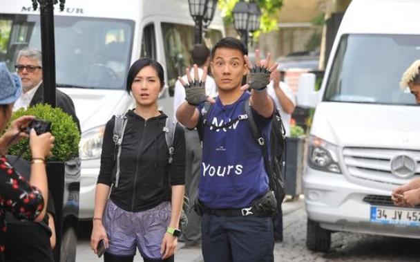 杨千嬅老公骑鸵鸟摔倒