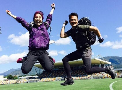 杨千嬅老公骑鸵鸟摔倒