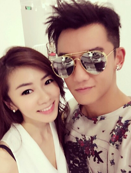 郑恺晒与女友合影承认恋情