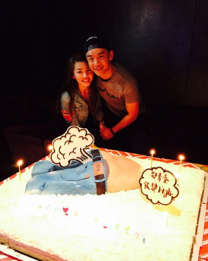 郑恺晒与女友合影承认恋情