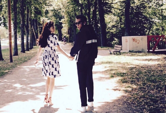 郑恺晒与女友合影承认恋情