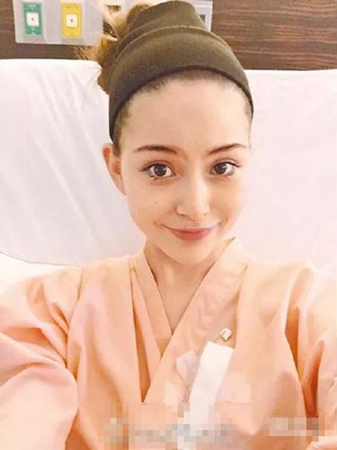 昆凌产后穿紧身裙约会闺蜜 腰细腿美身材如初