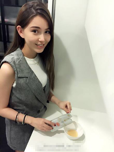 昆凌产后穿紧身裙约会闺蜜 腰细腿美身材如初