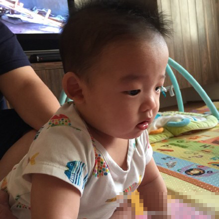 范玮琪与阿雅抱对方孩子合影 