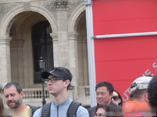 吴佩慈纪晓波游卢浮宫 排队搂抱似连体婴儿