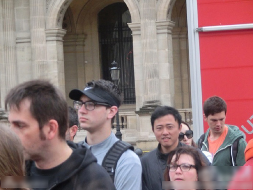 吴佩慈纪晓波游卢浮宫 排队搂抱似连体婴儿