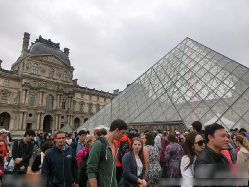 吴佩慈纪晓波游卢浮宫 排队搂抱似连体婴儿