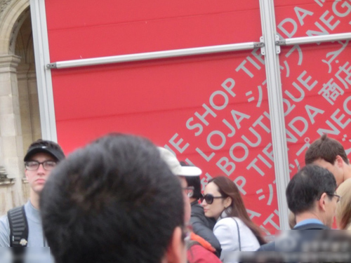 吴佩慈纪晓波游卢浮宫 排队搂抱似连体婴儿