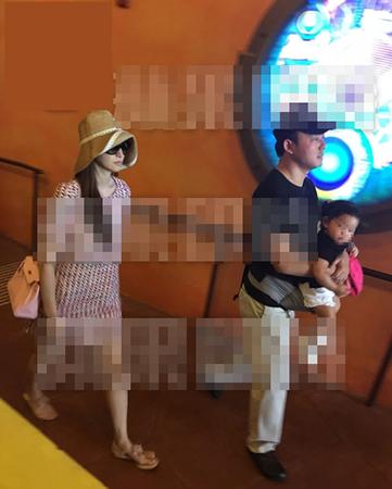 吴佩慈纪晓波游卢浮宫 排队搂抱似连体婴儿