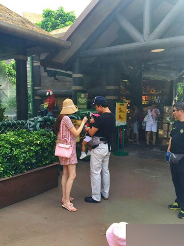 吴佩慈纪晓波游卢浮宫 排队搂抱似连体婴儿