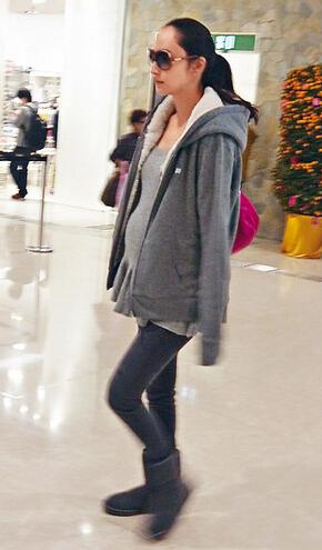 吴佩慈纪晓波游卢浮宫 排队搂抱似连体婴儿