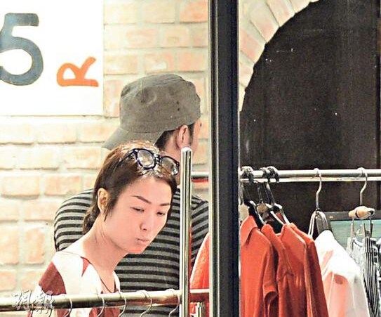 郑秀文许志安夫妻档逛潮店