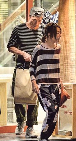 郑秀文许志安夫妻档逛潮店