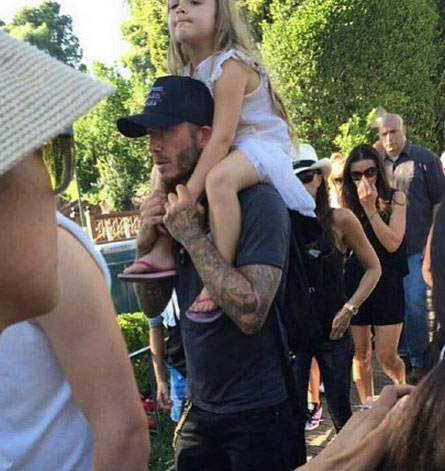 贝克汉姆全家逛迪士尼小七受独宠骑爸爸肩上