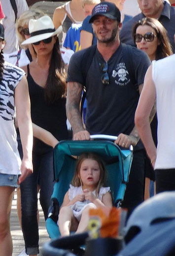 贝克汉姆全家逛迪士尼小七受独宠骑爸爸肩上