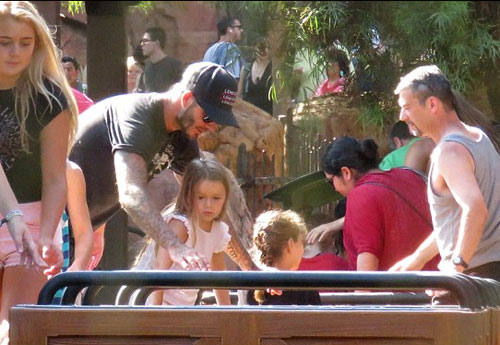 贝克汉姆全家逛迪士尼小七受独宠骑爸爸肩上